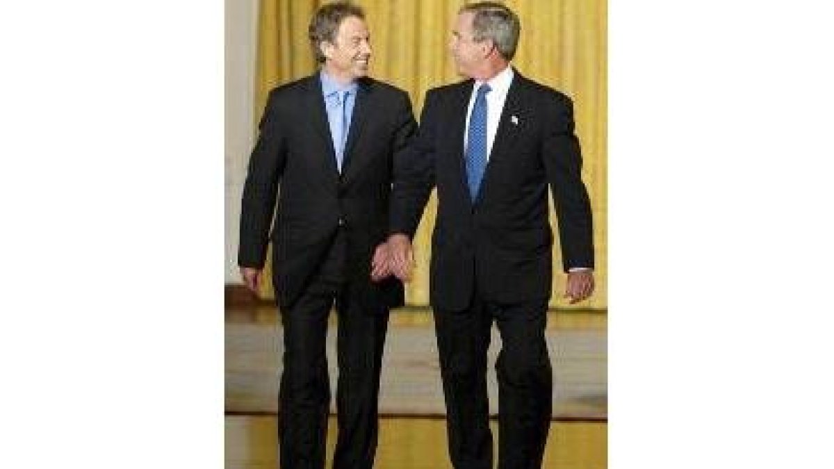 La relación de Blair (izquierda) con Bush ha sido de lo más criticada