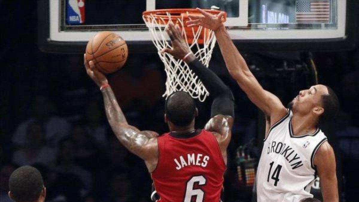 James entra a canasta durante una acción del partido.