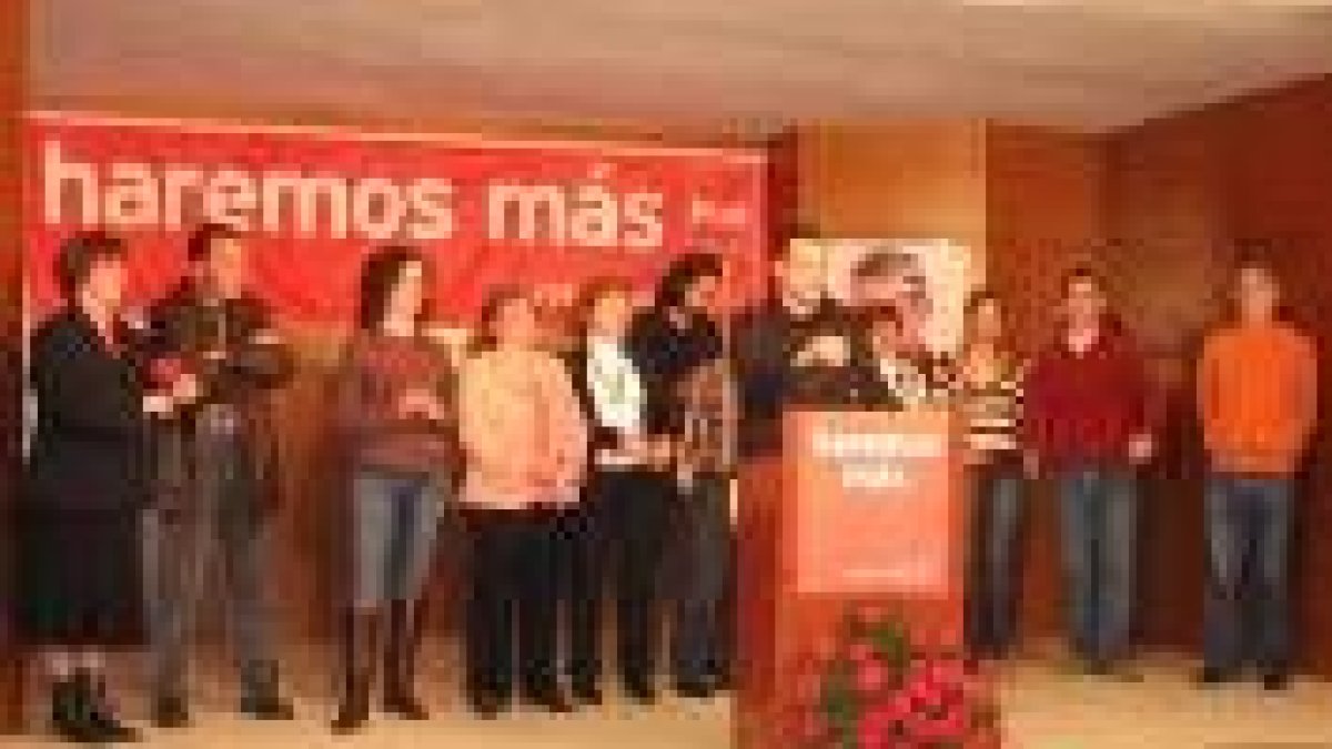 El candidato socialista en el mitín de ayer arropado por sus compañeros