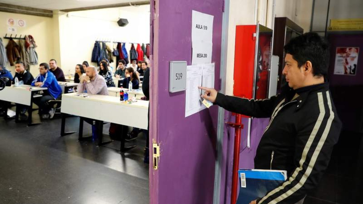 Una de las aulas que se abrieron en 21 provincias para celebrar las oposiciones. JUAN CARLOS HIDALGO