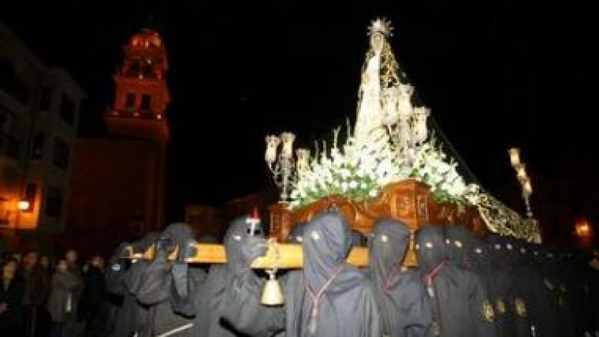 La Virgen de La Soledad, con las manos cruzadas, recorrió el casco antiguo de Ponferrada iluminando