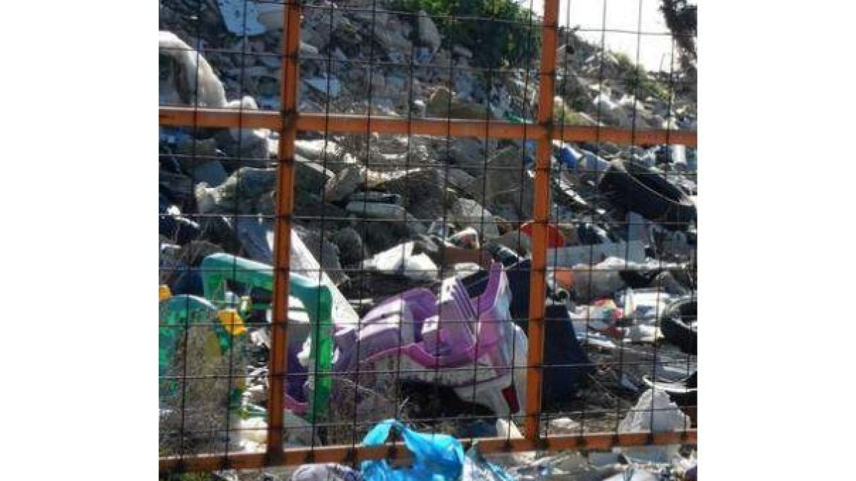 Acumulación de basura en un vertedero del municipio.
