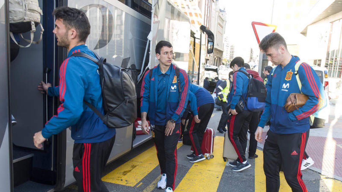 Los integrantes de la selección española sub-21 llegaron ayer a León en AVE. FERNANDO OTERO PERANDONES