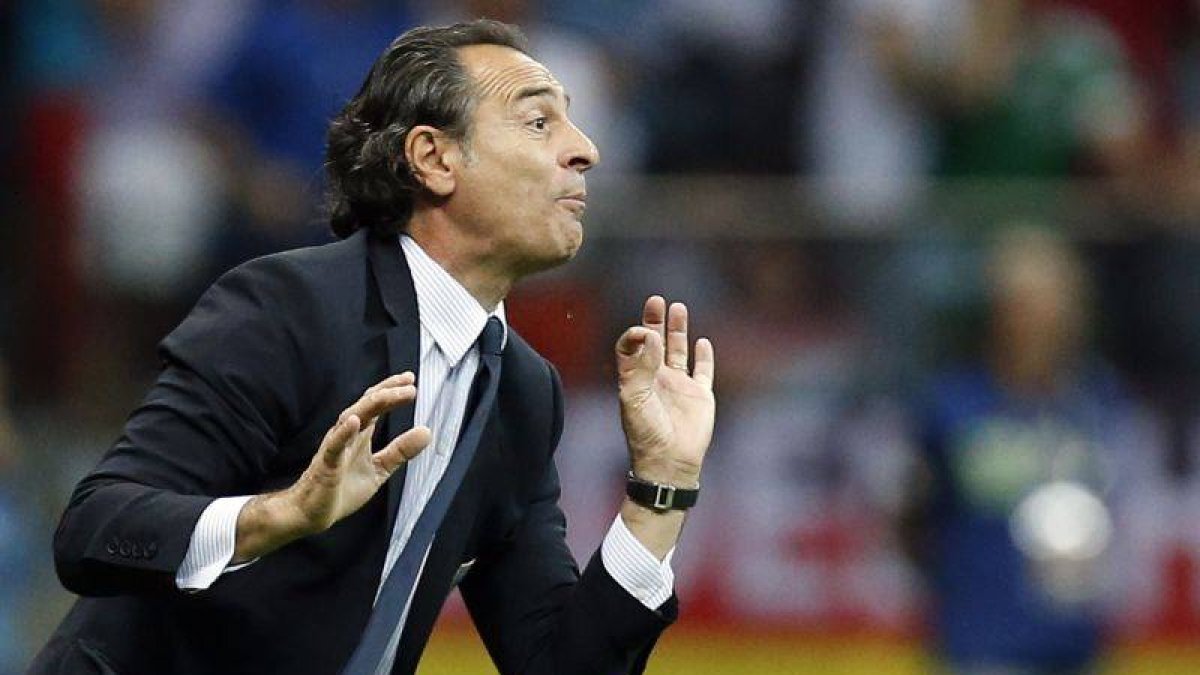 Prandelli gesticula durante el partido contra Alemania.
