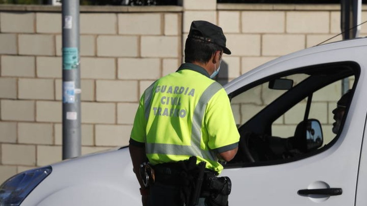 Control de la Guardia Civil en León. MARCIANO PÉREZ