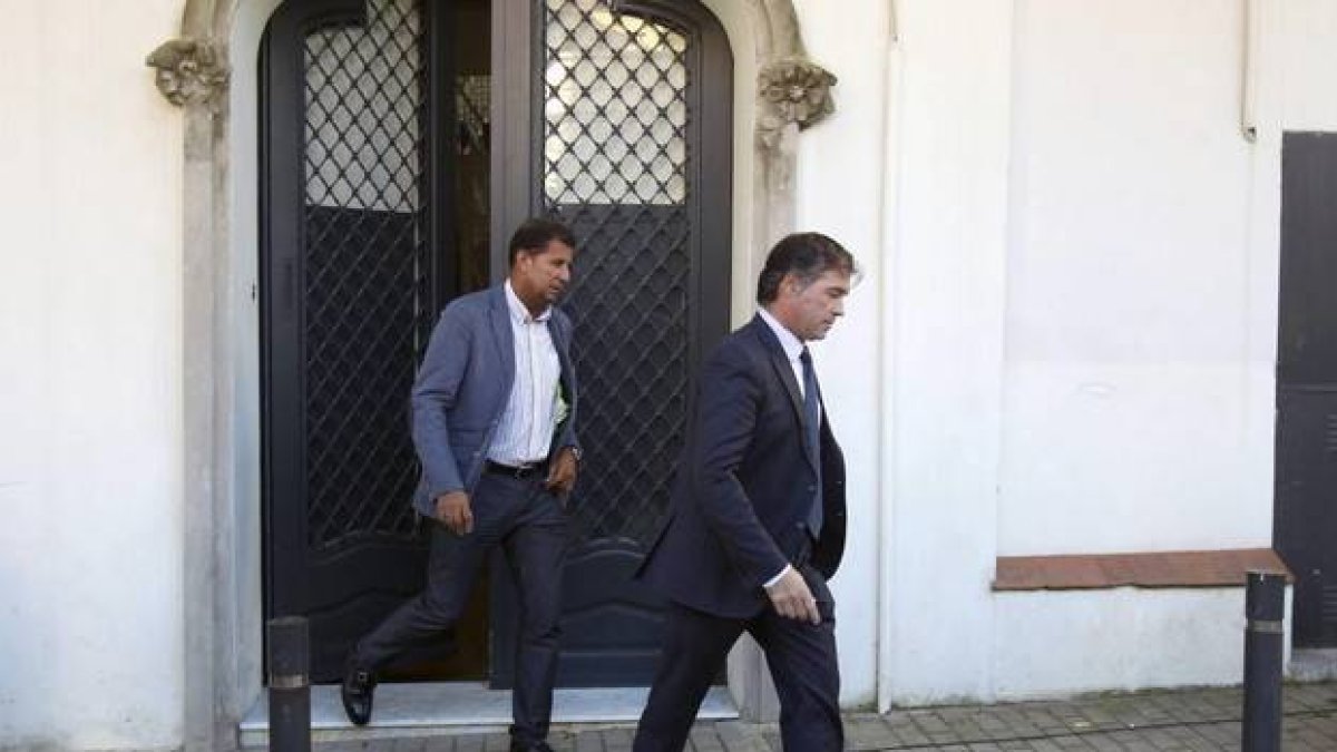 l fiscal anticorrupción Fernando Bermejo (derecha), a la salida de un registro en la casa de Oleguer Pujol, el pasado octubre.