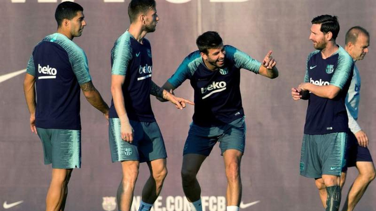 Suárez, Rakitic, Piqué y Messi, durante un entrenamiento del Barcelona. ENRIC FONTCUBERTA