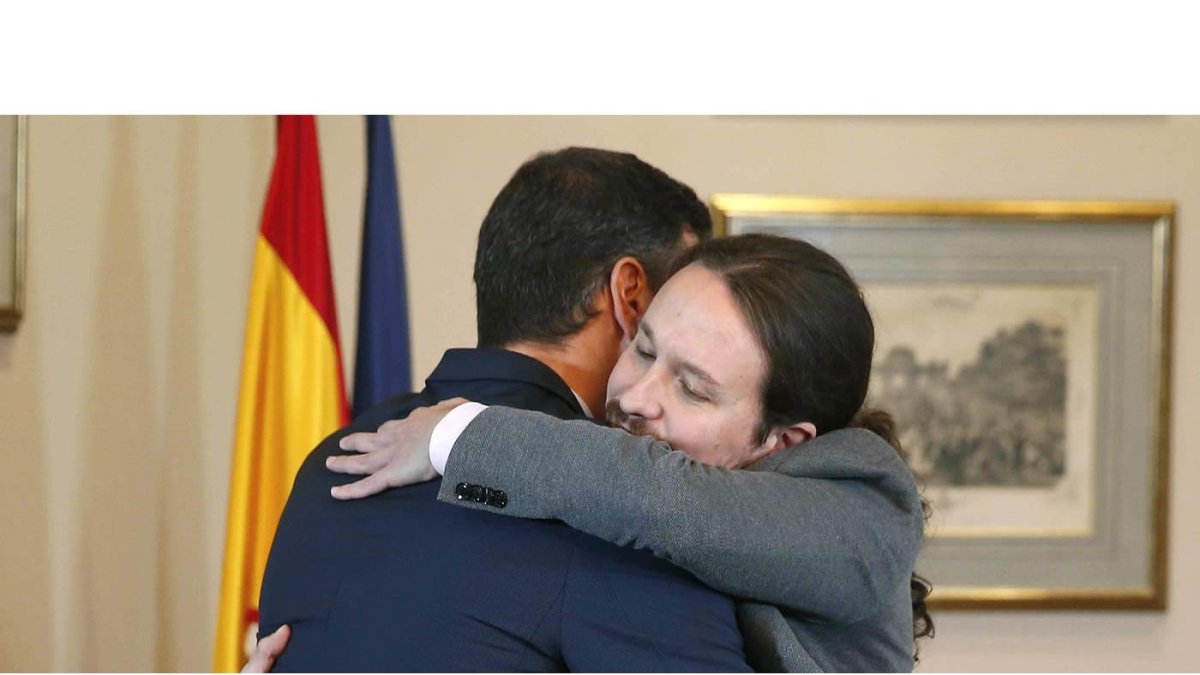 abrazo pedro sánchez y pablo iglesias