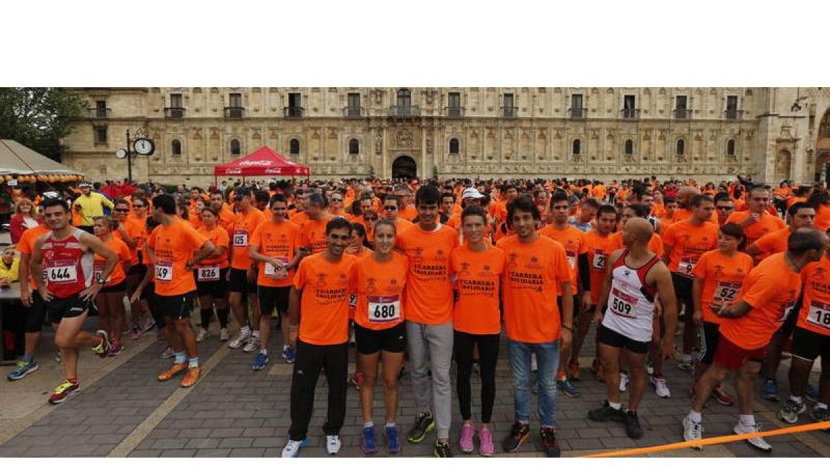 Corredores participantes en la carrera en la meta de salida, ayer en la plaza de San Marcos.