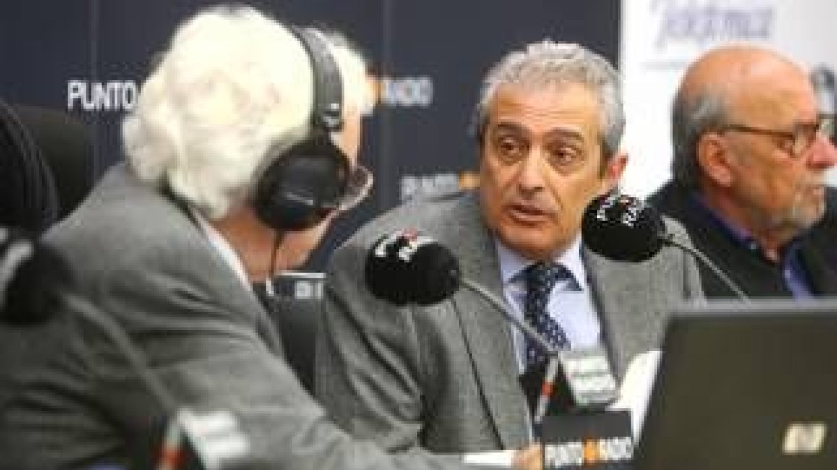José Ángel Azuara, derecha, responde a las preguntas del locutor Luis del Olmo