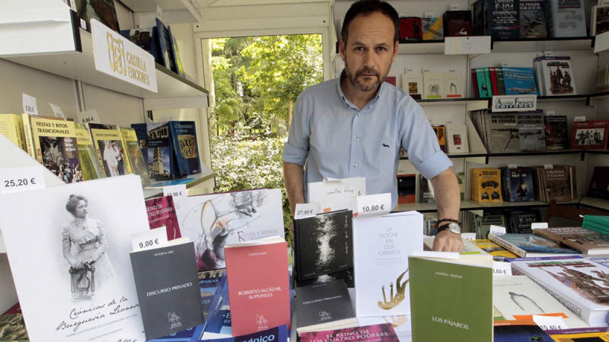 El editor del sello Eolas y responsable de la Librería Universitaria de León, Héctor Escobar, en la caseta número 291.