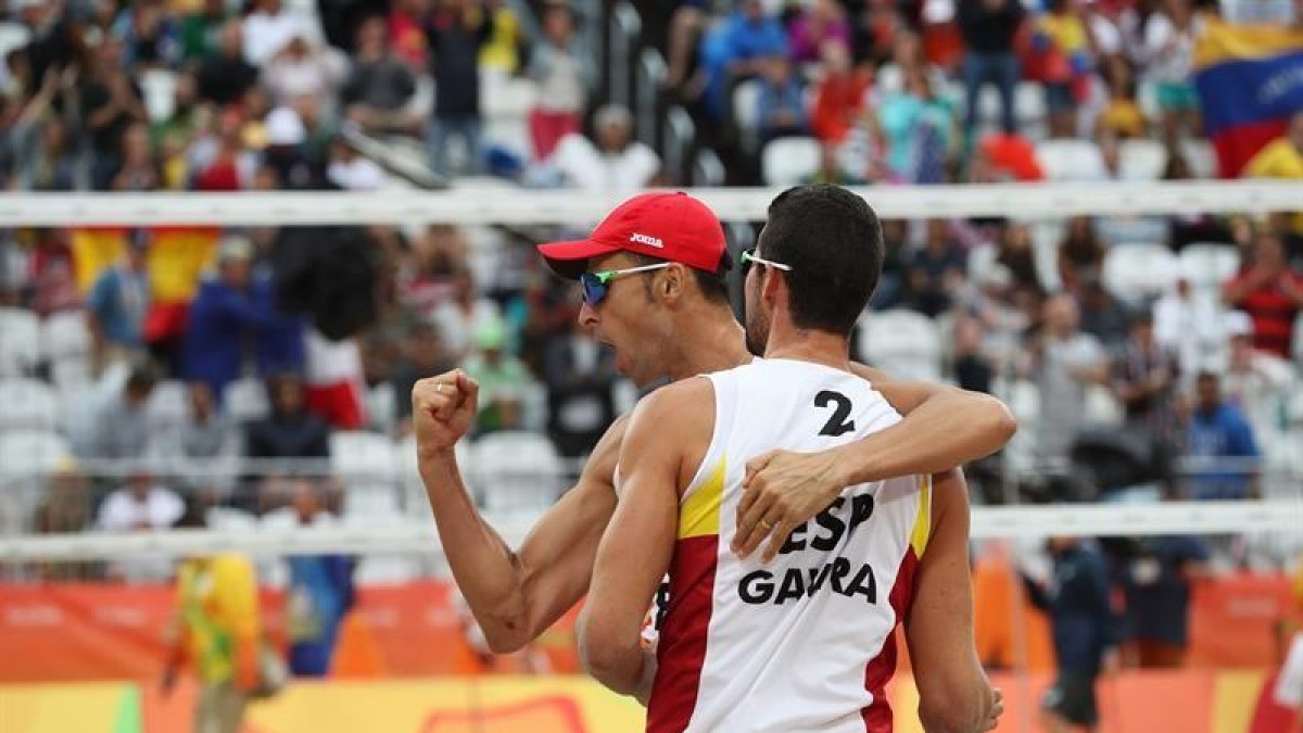 Adrián Gavira y Pablo Herrera durante el partido.