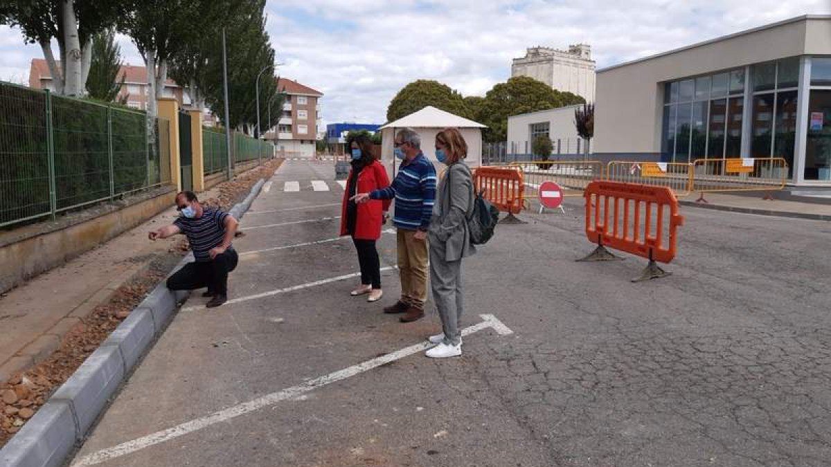 La alcaldesa y otros concejales visitan la evolución de las obras de la calle El Parque. DL