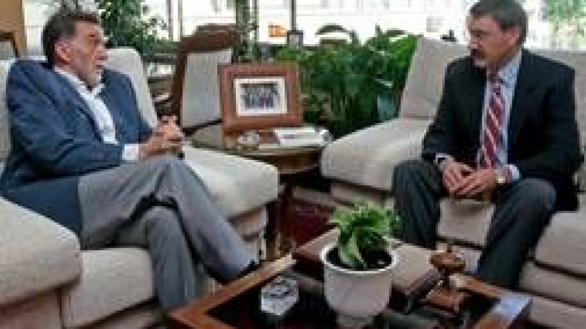 Miguel Alejo y López Escudero, en el transcurso de la reunión mantenida ayer