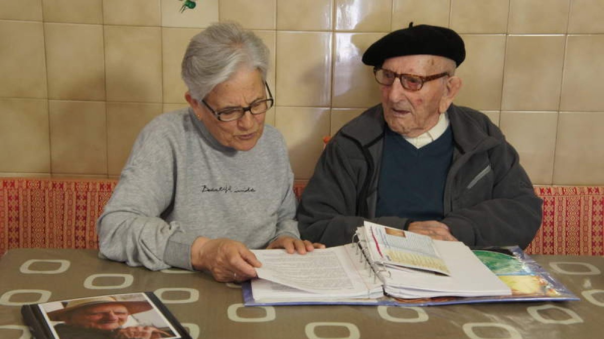 Gaudencio el de Paradilla con una de sus hijas repasando el album de fotos.