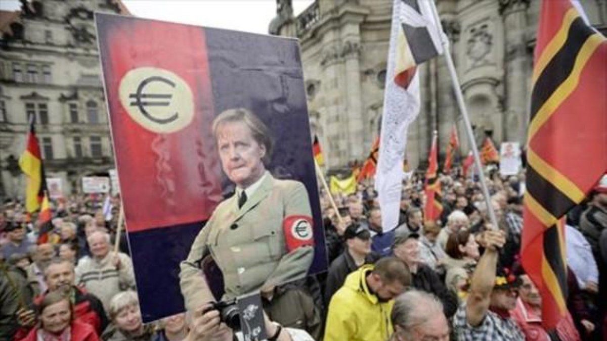 Seguidores de Pegida, en una protesta contra Merkel y los refugiados.