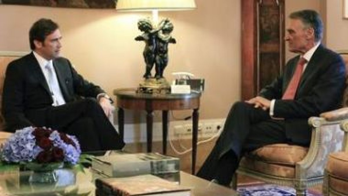 El primer ministro, Passos Coelho, conversa con el presidente, Cavaco Silva.