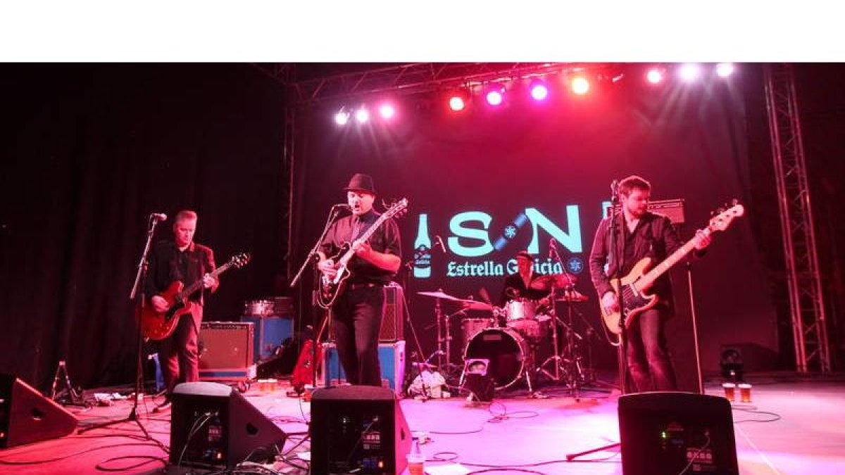 Un instante del concierto ofrecido ayer por los británicos Beat Seeking Missiles ante unas 400 personas en Espacio Vías.