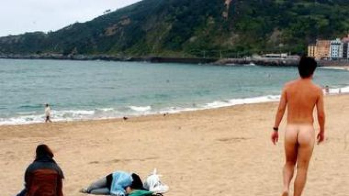 En verano proliferan ordenanzas municipales en contra del nudismo, entre otras.