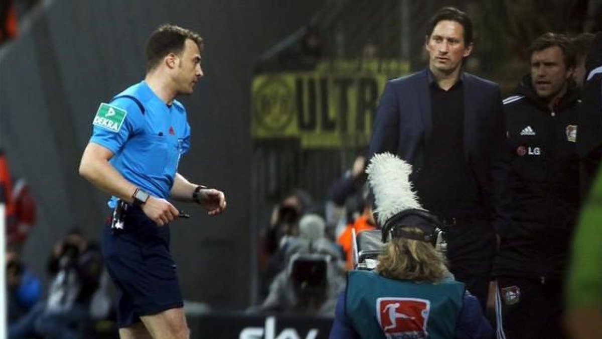 Roger Schmidt, druante el encuentro ante el Borussia Dortmund.