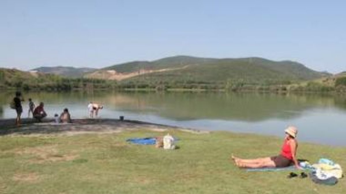 El lago de Carucedo es una zona habitual de ocio para los bercianos.