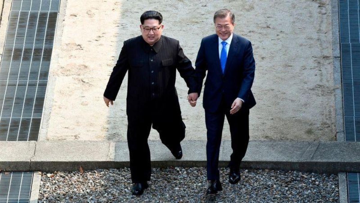 El líder de Corea del Norte Kim Jong-un con el presidente de Corea del Sur Moon Jaein en la línea fronteriza de los dos países durante la histórica cumbre.