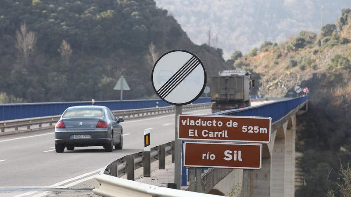 El viaducto de El Carril, en la N-120, visto desde el enlace de Requejo que mantendrá la A-76.