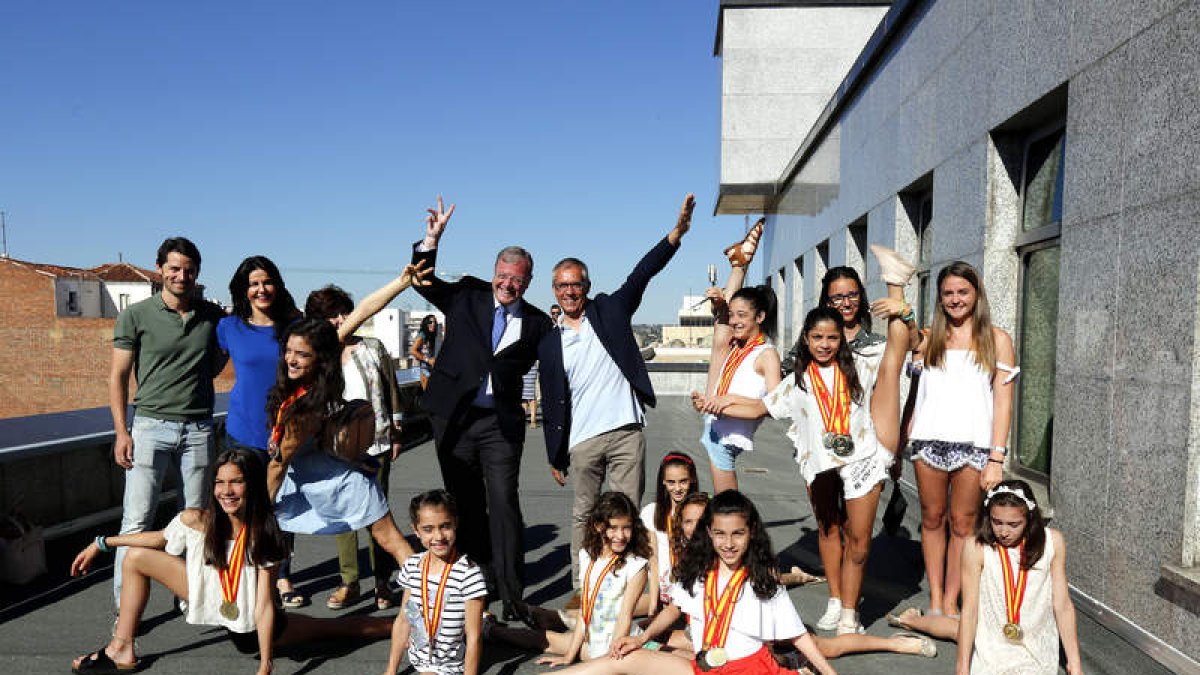 El alcalde Antonio Silván posa con las gimnastas del Club Ritmo León. MARCIANO
