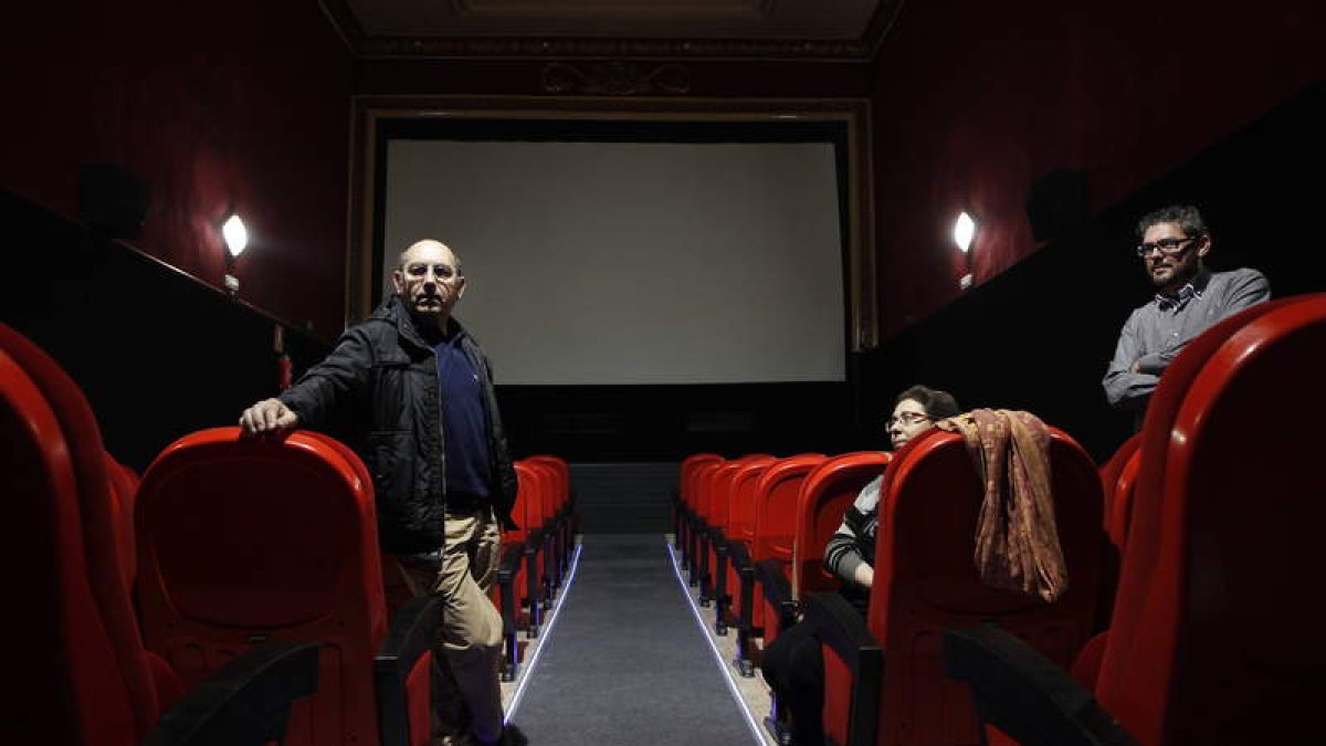 Joaquín Fuentes, primero por la izquierda, en la rehabilitada sala del cine Velasco.
