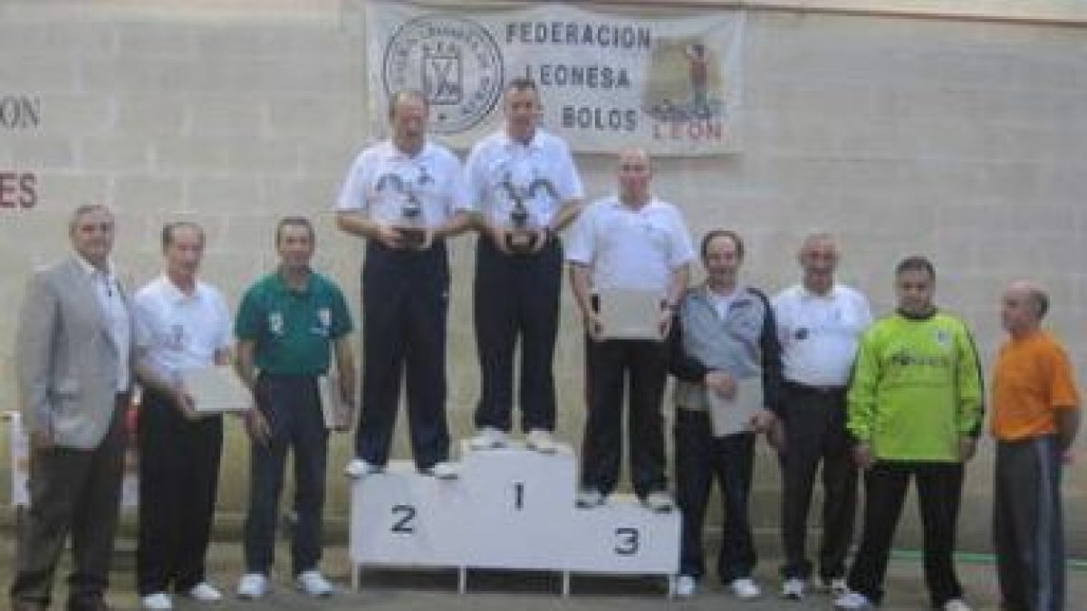 Fernando Alonso, en lo más alto del podio, secundado por Miguel Ángel y Francisco Javier.