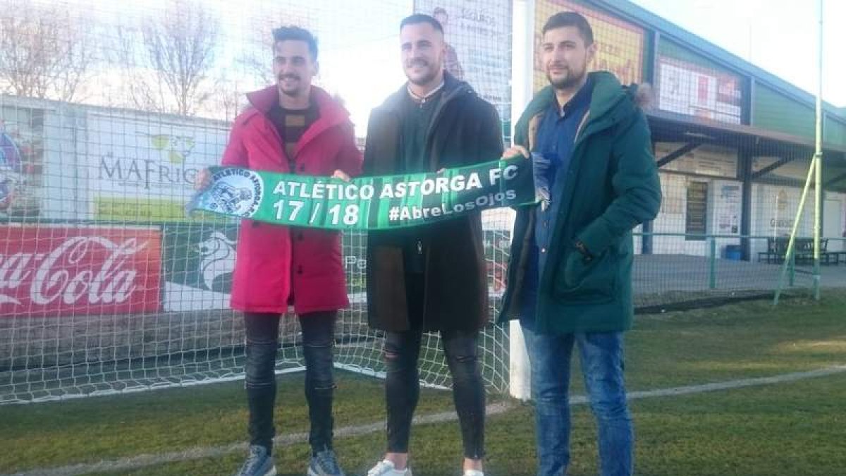 Valentín, Kike Reguero y Menéndez en su presentación como jugadores del Atlético Astorga. TRANCA