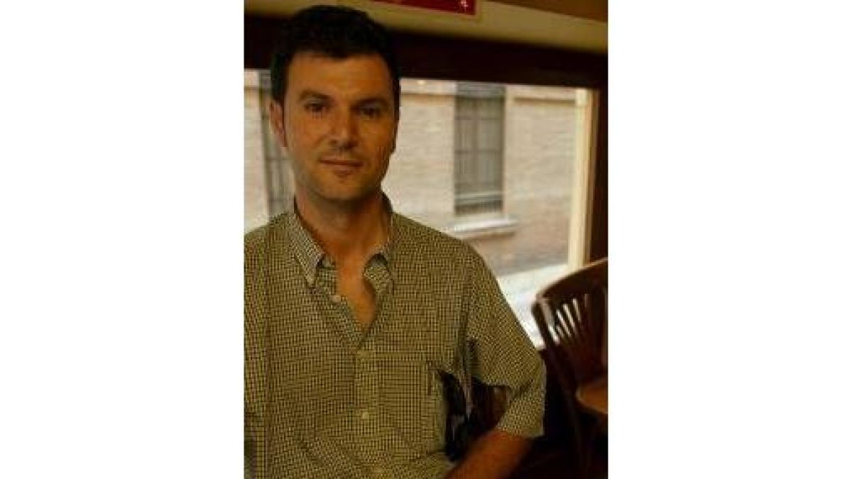 Pedro Víctor Fernández, además de novelista, es profesor de Historia