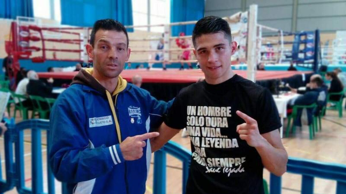 El entrenador Vicente Barrul posa con su hijo Antonio, que acudió al Nacional con una camiseta en homenaje a Saúl Tejada. DL