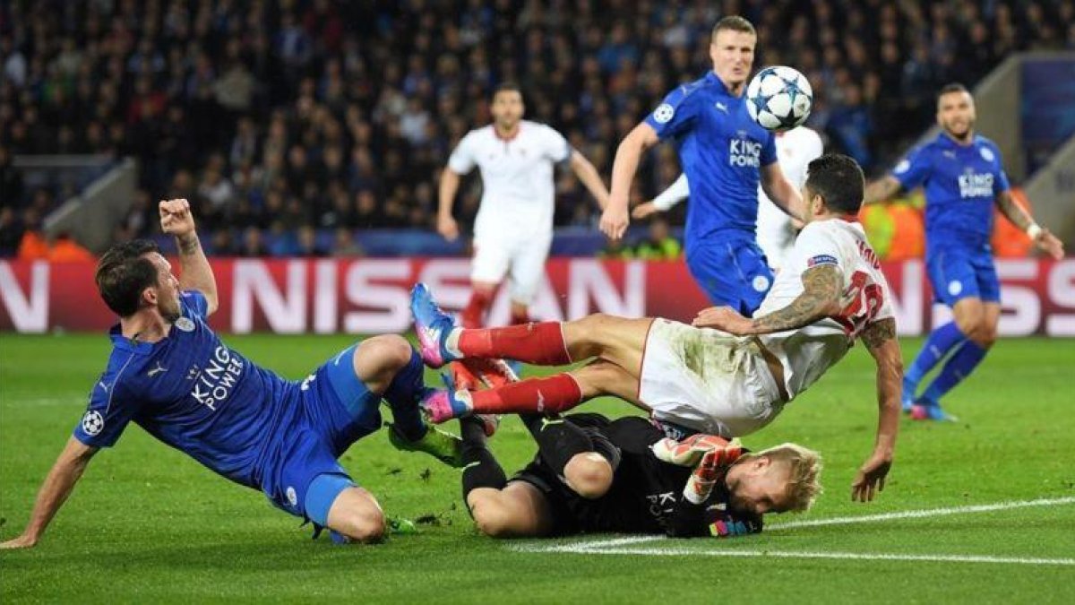 Partido de Champions Leicester-Sevilla. En la imagen, Schmeichel hace el penalti sobre Vitolo que, segundos después, el portero del Leicester paró a N'Zonzi.