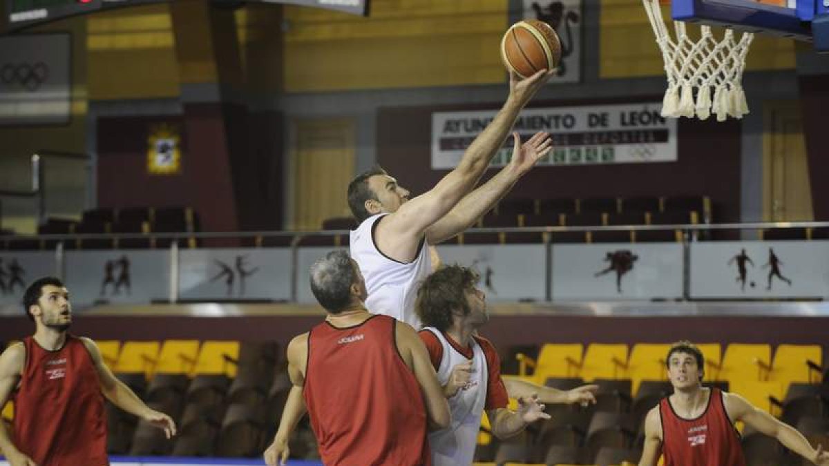 La plantilla de León, en un entrenamiento, está convencida de poder sumar frente al Lleida.