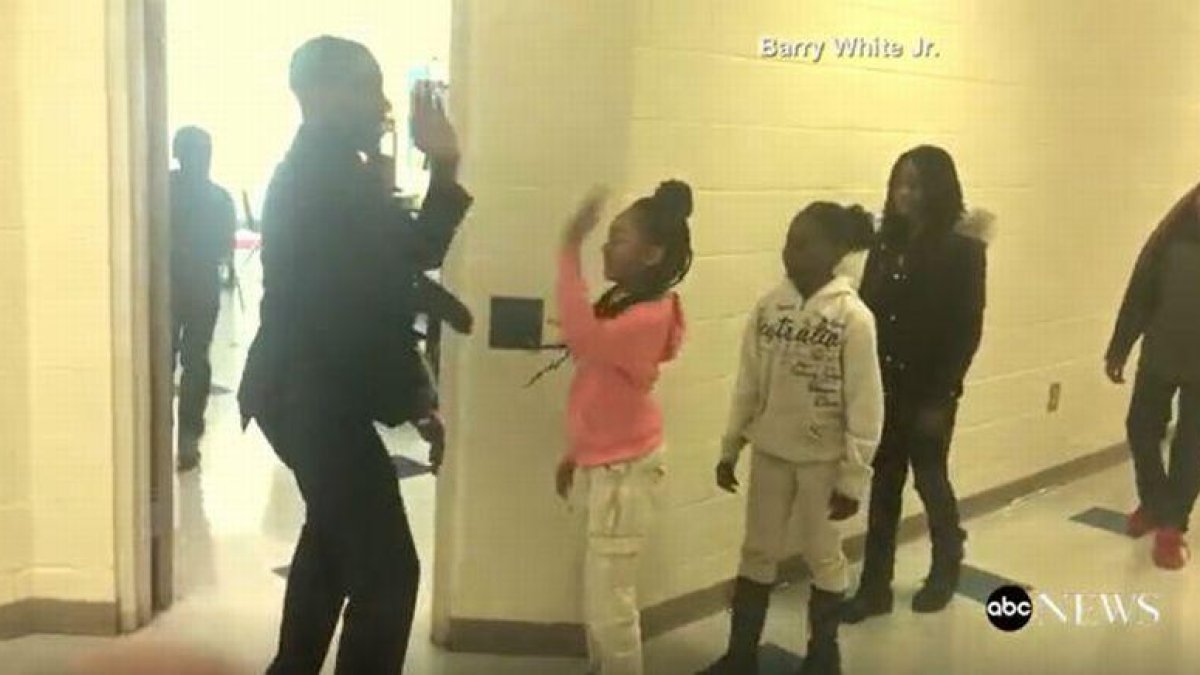 Barry White Jr. da la bienvenida al aula a sus alumnos con un saludo único y personalizado para cada uno de ellos.