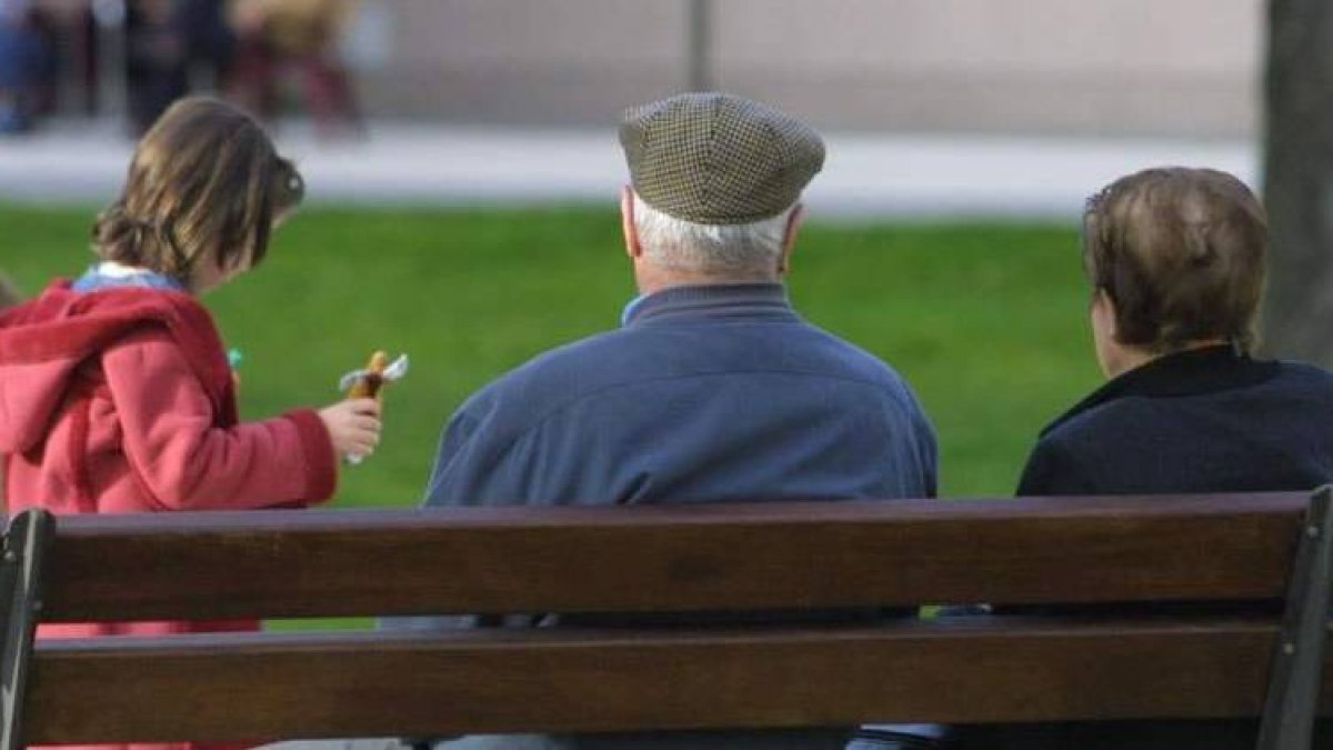 Ancianos y niños en un parque.