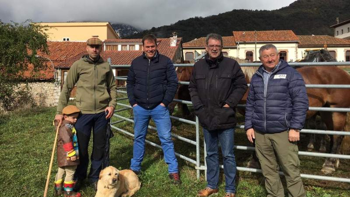 Las autoridades, junto a uno de los vallados con reses de equino de explotaciones de Oseja. CAMPOS