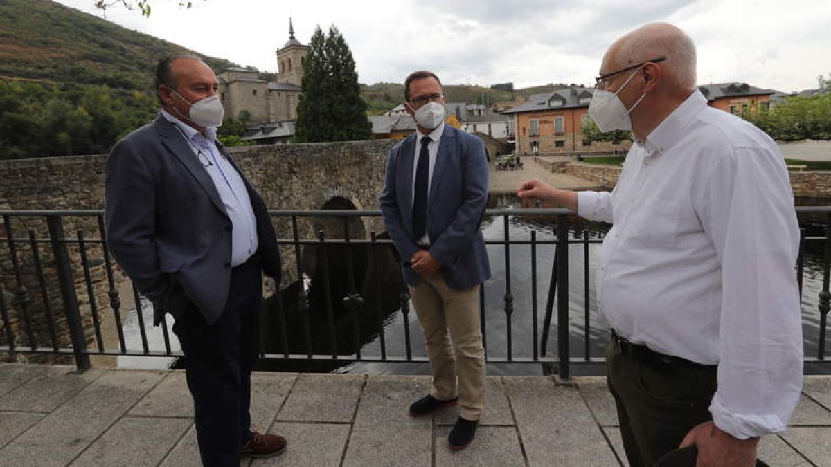 El alcalde de Molinaseca, Alfonso Arias, ayer en la localidad, en compañía de Gumersindo Bueno, director general de Patrimonio. L. DE LA MATA