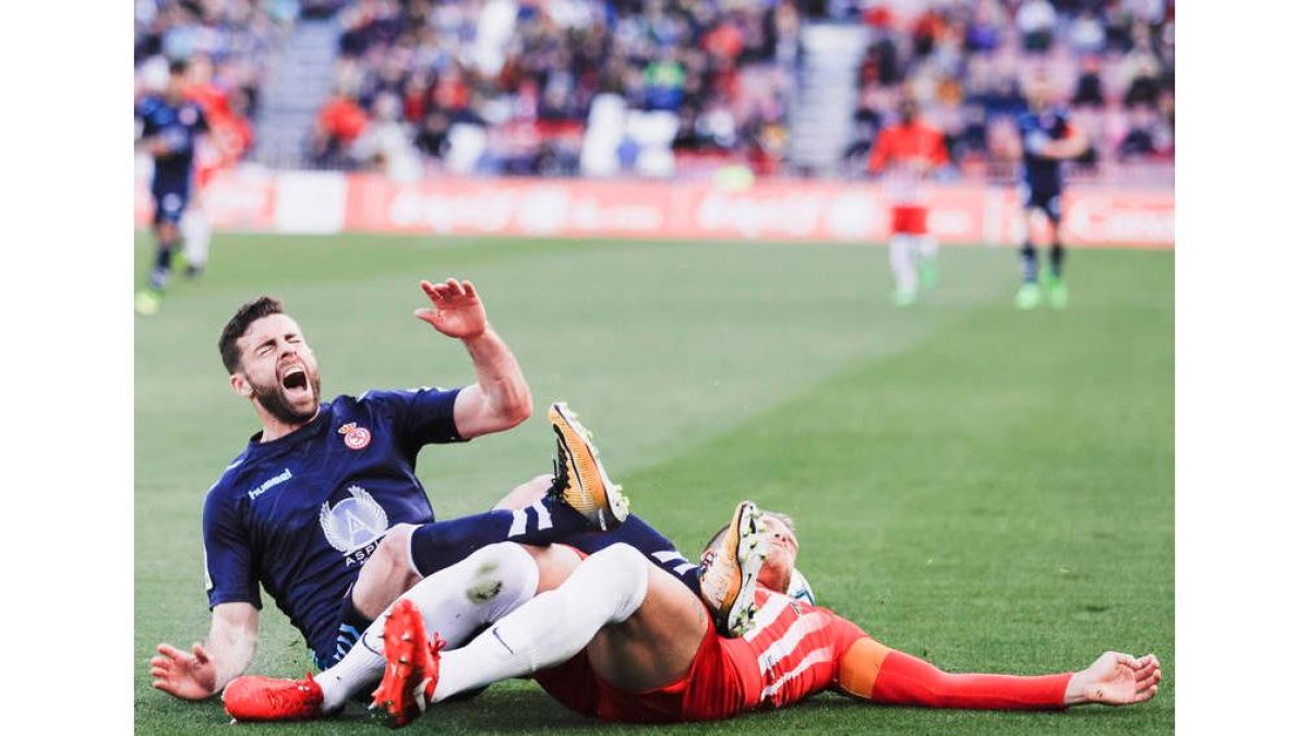 El capitán del Almería Morcillo, a la derecha, pelea por el balón con el culturalista Rodri. MARTA GEA