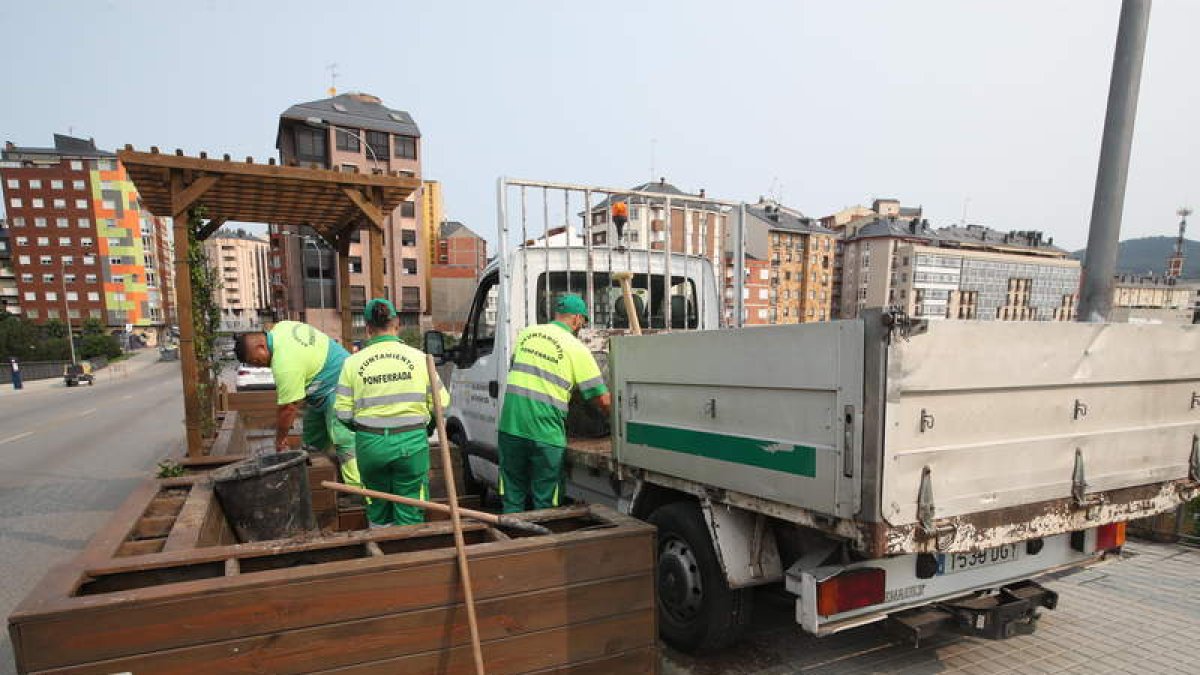 Operarios municipales retirando el parklet. L. DE LA MATA