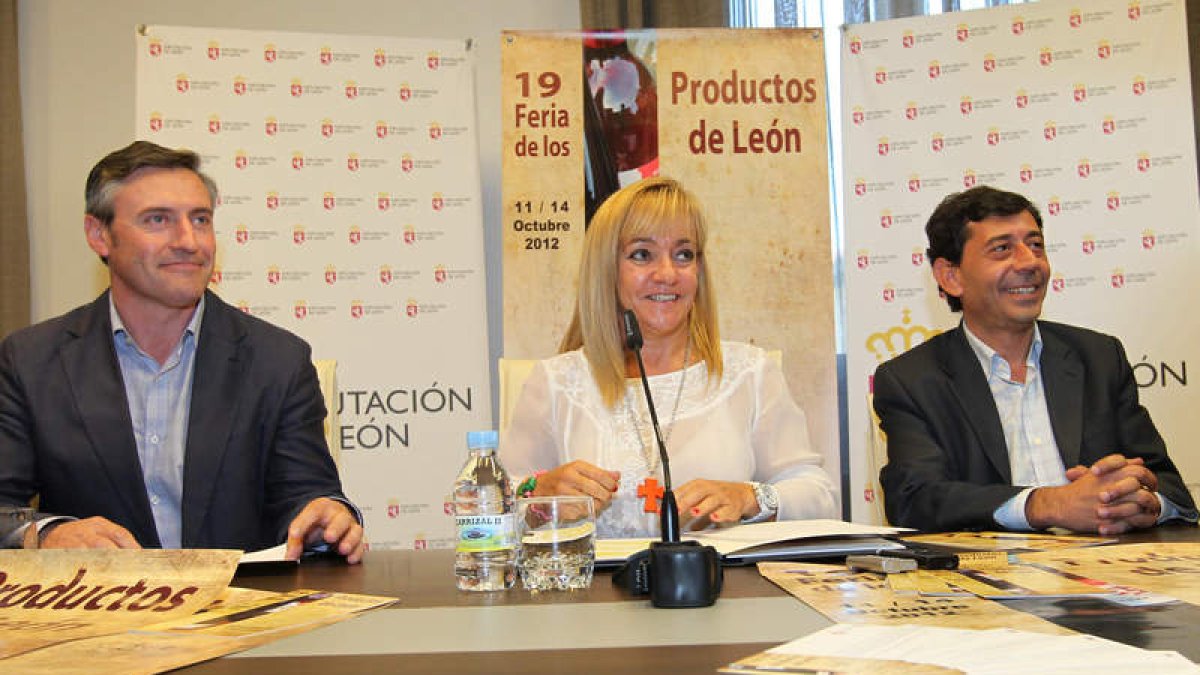 El diputado Miguel Ángel González Robla, Isabel Carrasco, y el portavoz, Jaime González.