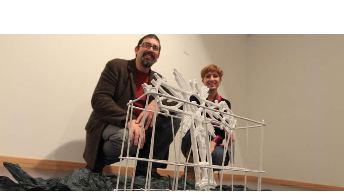 La pareja de artistas, con una de las piezas que se exponen.