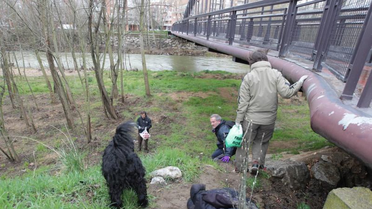 La suciedad impulsa iniciativas como los ‘Amigos del Mocho’. SECUNDINO