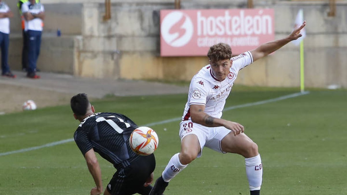 Álvaro Juan frena el avance del jugador madrileño Álvaro Martín. RAMIRO