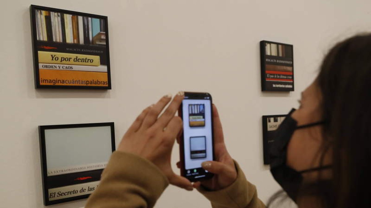 Varias de las obras presentes en la exposición de fotografía de Juan Luis García. RAMIRO
