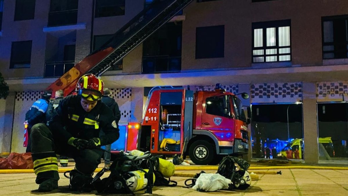 Uno de los bomberos, anoche en acción. BOMBEROS DE LEÓN