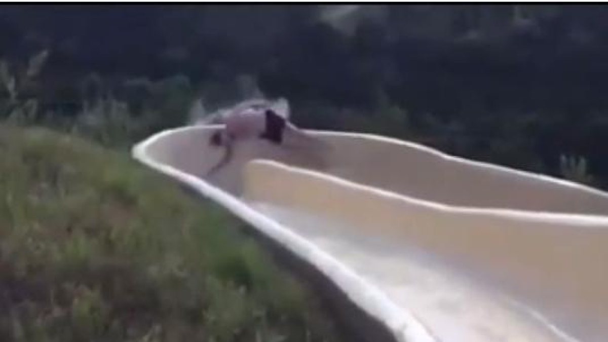 Hombre cae por un acantilado al tirarse por un tobogán acuático.