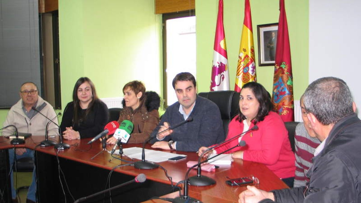 Representantes del equipo de gobierno, ayer ante la prensa. m.m.