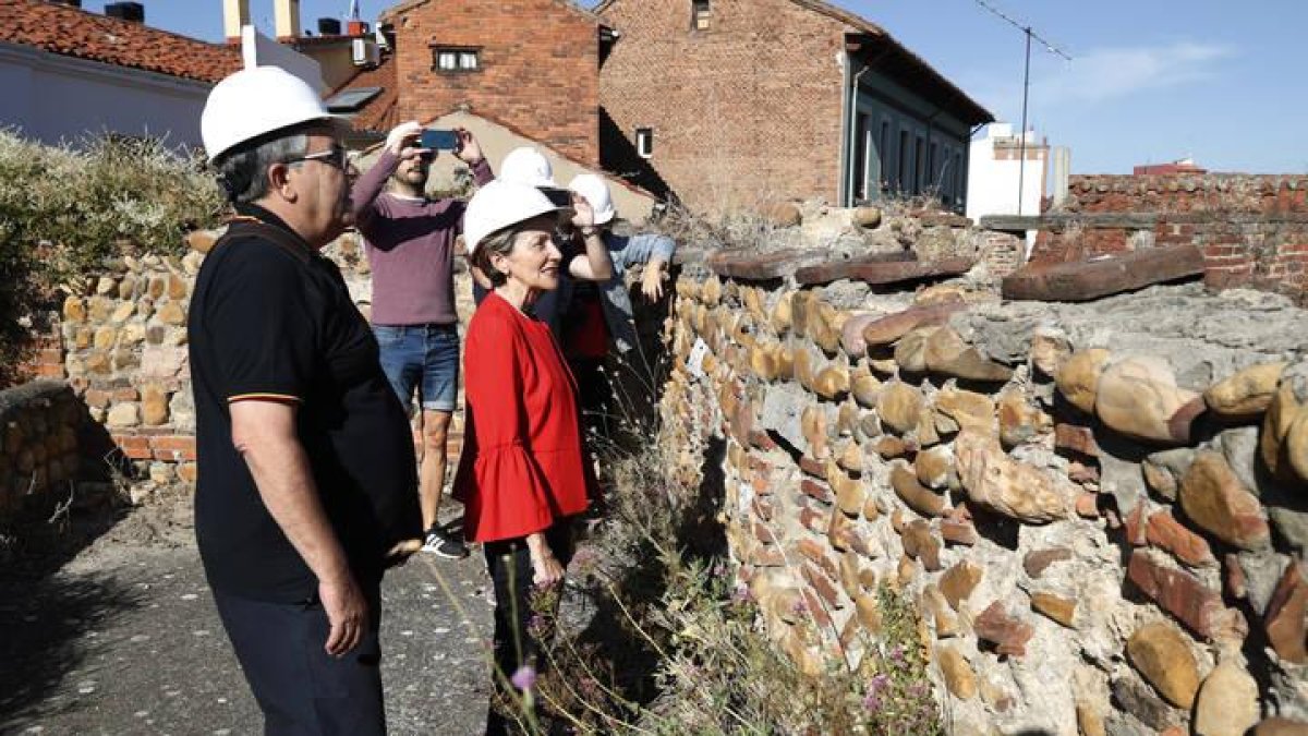 Ana Franco y Fernando Salguero, durante su visita al adarve de la muralla